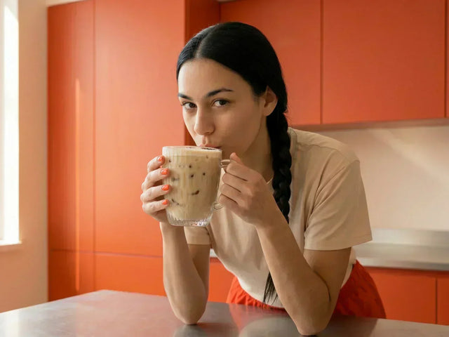 Der frisch zubereitete Café Frappé mit Espresso und perfektem Schaum wird von der Beanwatch Barista getrunken