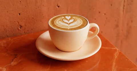 Flat White: Herkunft, Zubereitung und Unterschiede erklärt