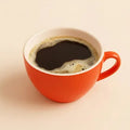 Ein Americano von aus Sitzperspektive fotografiert.