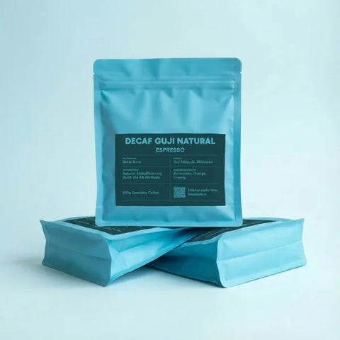 Beanwatch Decaf Espresso Guji Natural Haufen Verpackungen