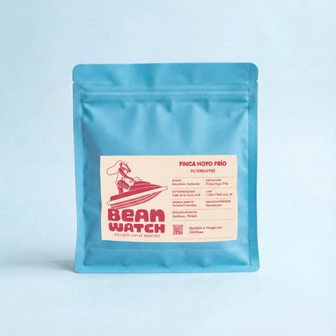 Beanwatch Finca Hoyo Frío Filterkaffee, türkise Kaffeepackungen mit pinker Schrift auf hellorangenem Etikett, aus unserer Dragonfruit Pink Linie