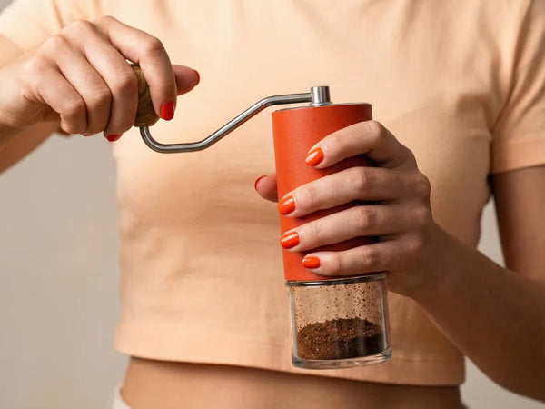 Mit der Comandante Handmühle wird gerade Filterkaffee gemahlen