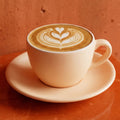Flat White mit Tulpen-Motiv als Latte Art