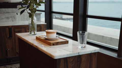 Ein Beanwatch Flat White serviert auf einem Marmortisch 