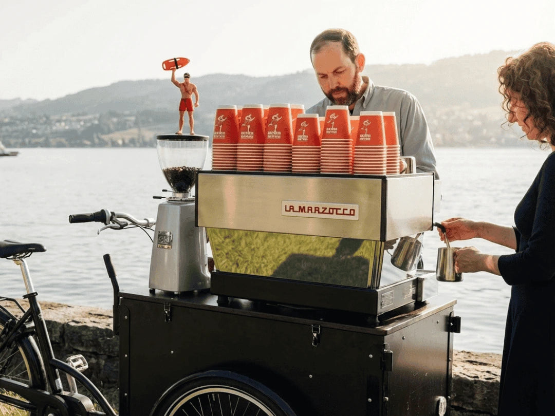 Joscha und Jenna schenken am Kaffeevelo am Zürichsee Kaffee aus