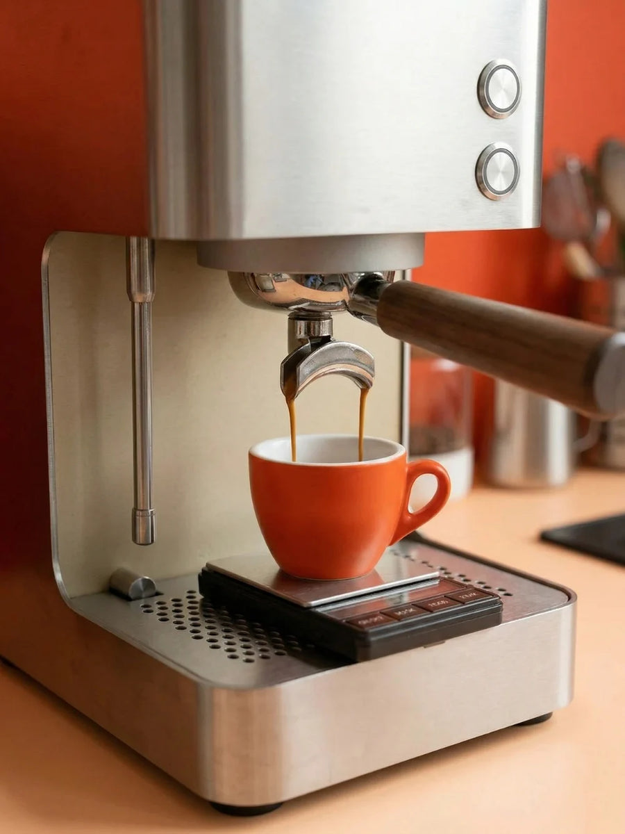 Tasse auf der Waage beim Abwiegen des Bezugs