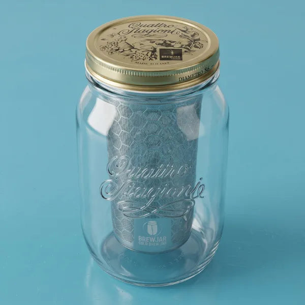 Cold Brew Karaffe mit Metallfilter auf cyanblau lackiertem Tisch (Beanwatch)