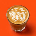 Cortado von oben mit Bullen als Latte Art Motiv