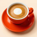 Ein moderner Espresso Macchiato hat eine schlichte Latte Art: den Kreis.