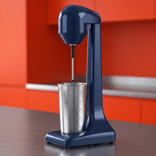 Ein blauer Mixer in einer Küche mit einem Mischbecher, wo der Café Frappé gemixt wird.