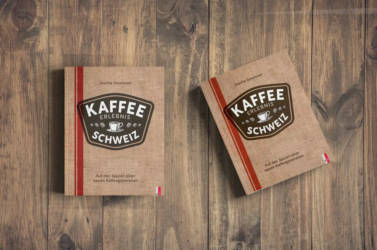 Kaffee Erlebnis Schweiz von Joscha Gewinner – Bücher auf dem Tisch